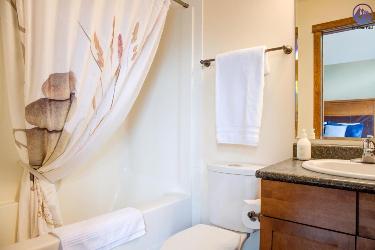 Fire Mountain Two Bedroom Condo Канмор Экстерьер фото